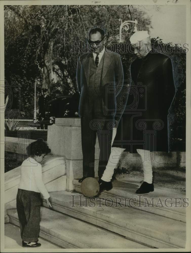 1961 Press Photo Prime Minister Jawaharlal Nehru of India with Aly Sabry