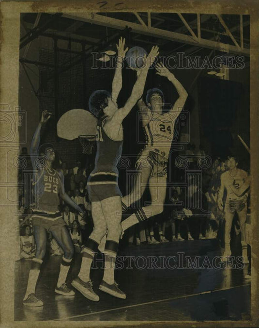 1971 Press Photo East Jefferson's Dan Nelson shooting over Mike Scioneaux- Historic Images