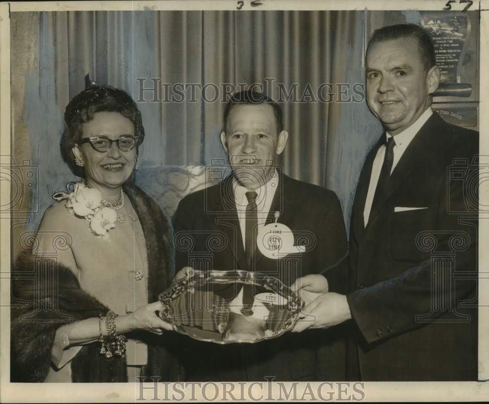 1963 Press Photo J.O. Meaux awarded the Silver Tray at the Le Comte Handicap- Historic Images