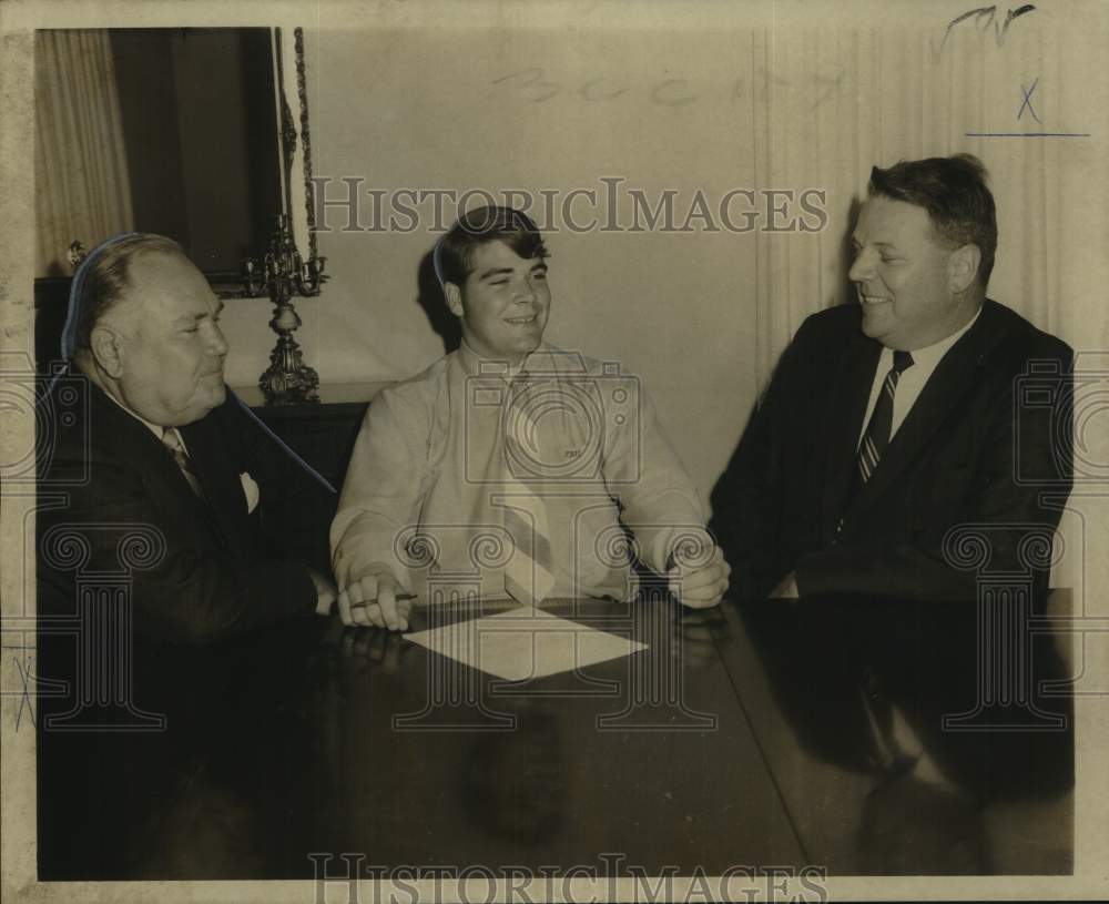 1970 Press Photo Tulane Coach Johnny Oelkers signs shotputter Steve Meyer- Historic Images