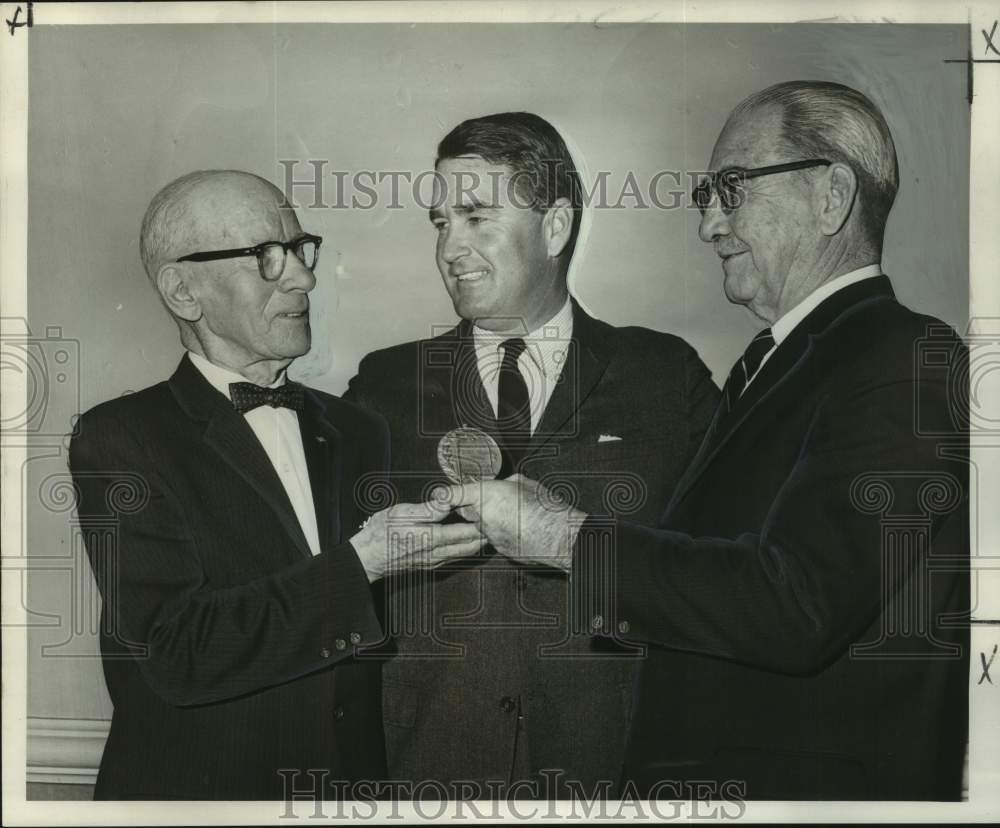 1966 Press Photo New Orleans Advertising Club awarding ceremonies at Roosevelt- Historic Images