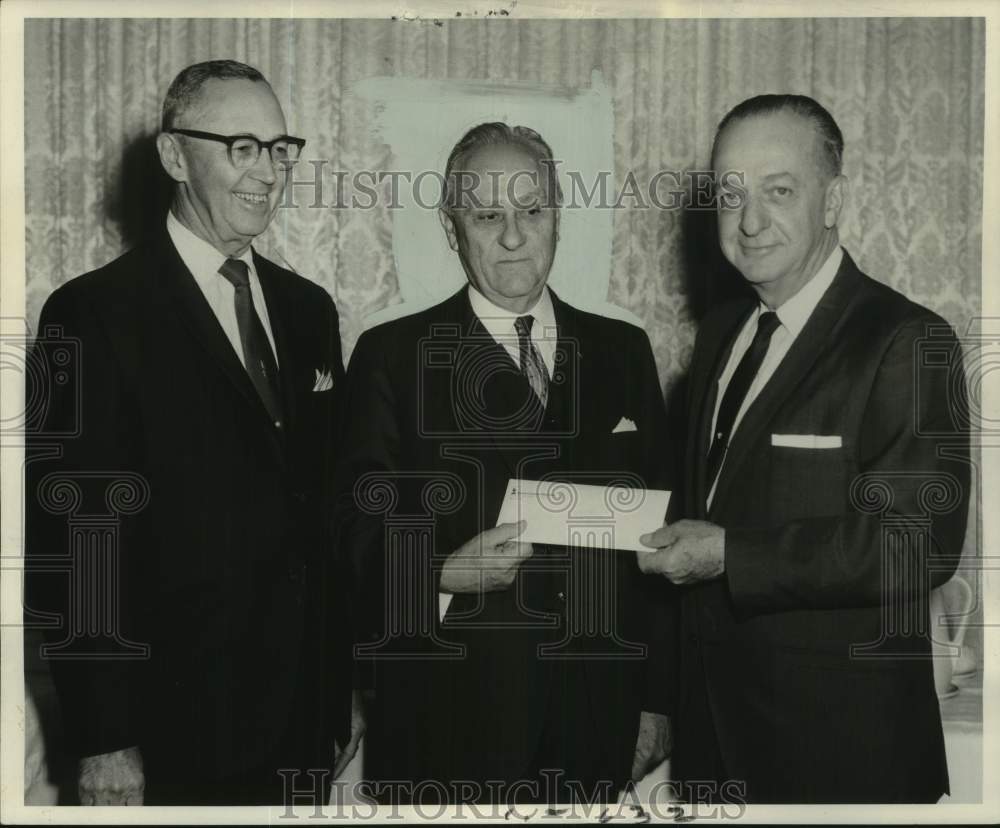 1968 Press Photo Retiring H.L. Michaelis honored by Illinois Central officials.- Historic Images