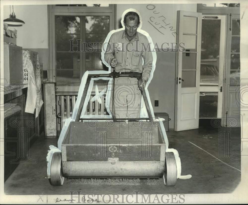 1963 Press Photo Osmond Ward demonstrates use of mechanical spreader- Historic Images