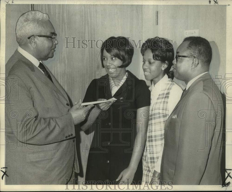 Load image into Gallery viewer, 1969 Press Photo Dr. Leon Netterville and SUNO dean congratulates honor students
