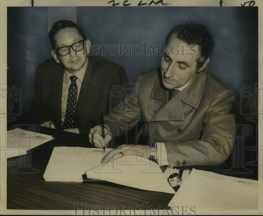 1969 Press Photo Charles Swerdlow & Thomas Lupo sign contracts at Masonic Temple