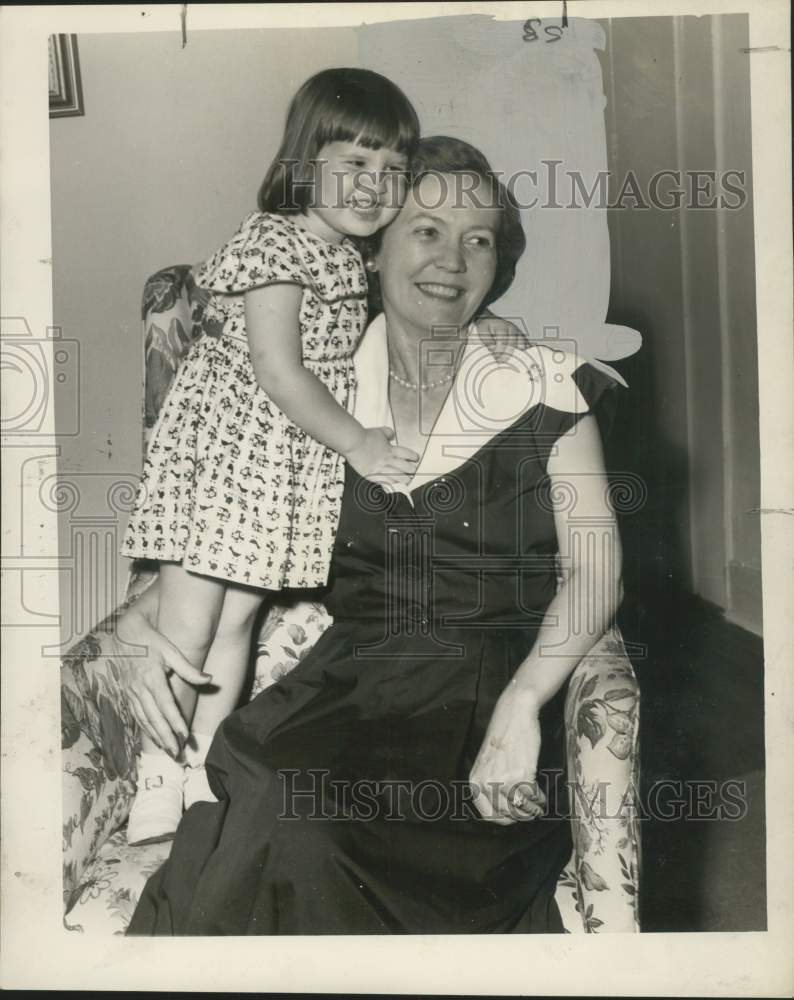 Load image into Gallery viewer, 1953 Press Photo Mrs. William Parlour with daughter Eve in Washington D.C.
