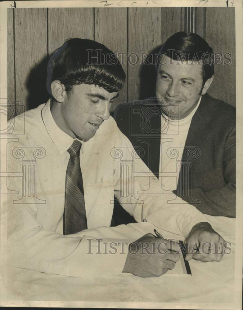 1971 Press Photo Glen Masson signs basketball grant-in-aid with Andy Russo- Historic Images