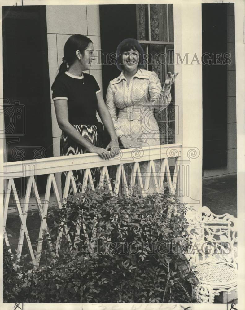Load image into Gallery viewer, 1973 Press Photo Ann Masson and Nadine Russell at courtyard of Gallier Museum
