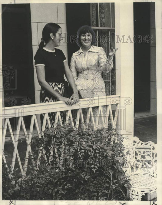 1973 Press Photo Ann Masson and Nadine Russell at courtyard of Gallier Museum