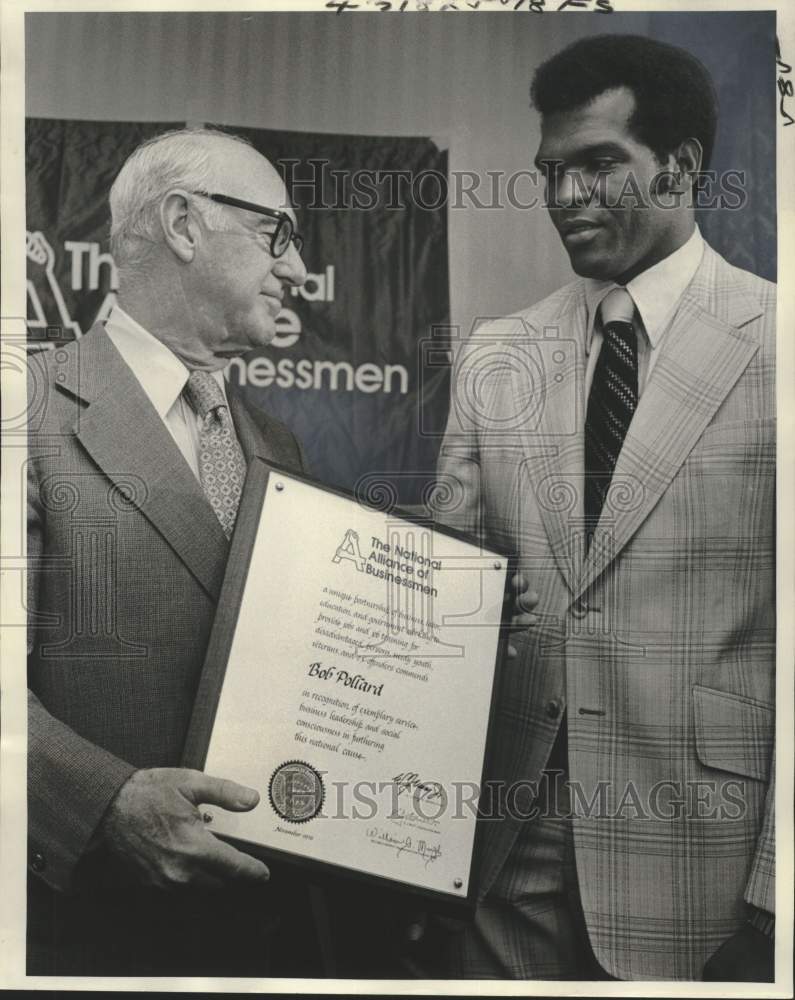 1977 Press Photo New Orleans Saints Football Player Bob Pollard receives Award- Historic Images