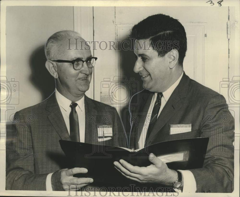 Load image into Gallery viewer, 1966 Press Photo Louisiana State Bar Association-John Pleasant at Convention
