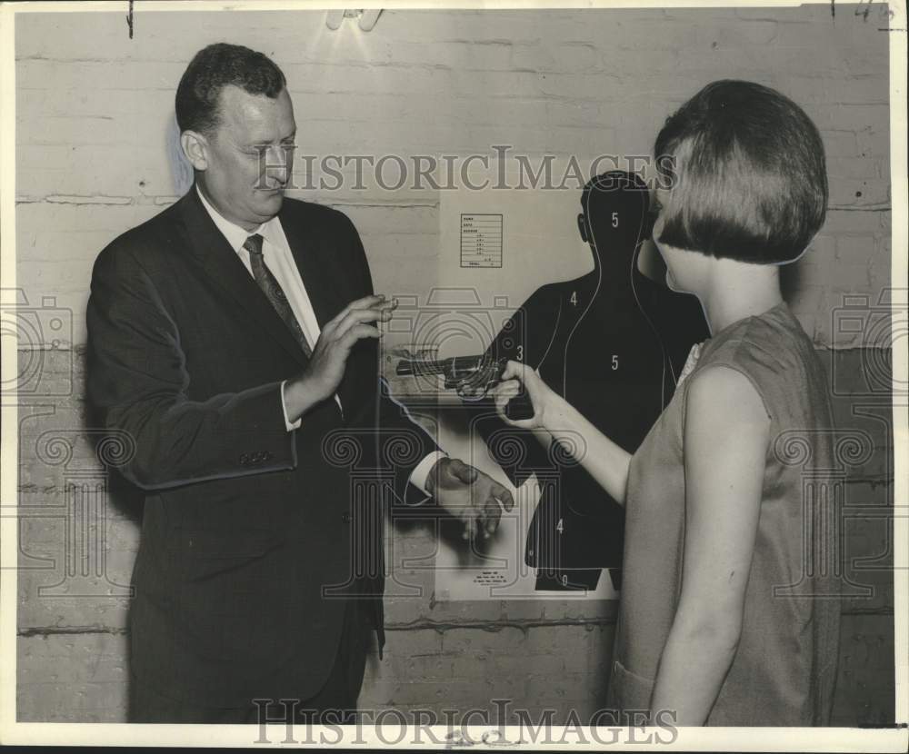 1967 Press Photo Mrs. Charlene Reiss & Captain Edward M. Stevens- Self Defense- Historic Images