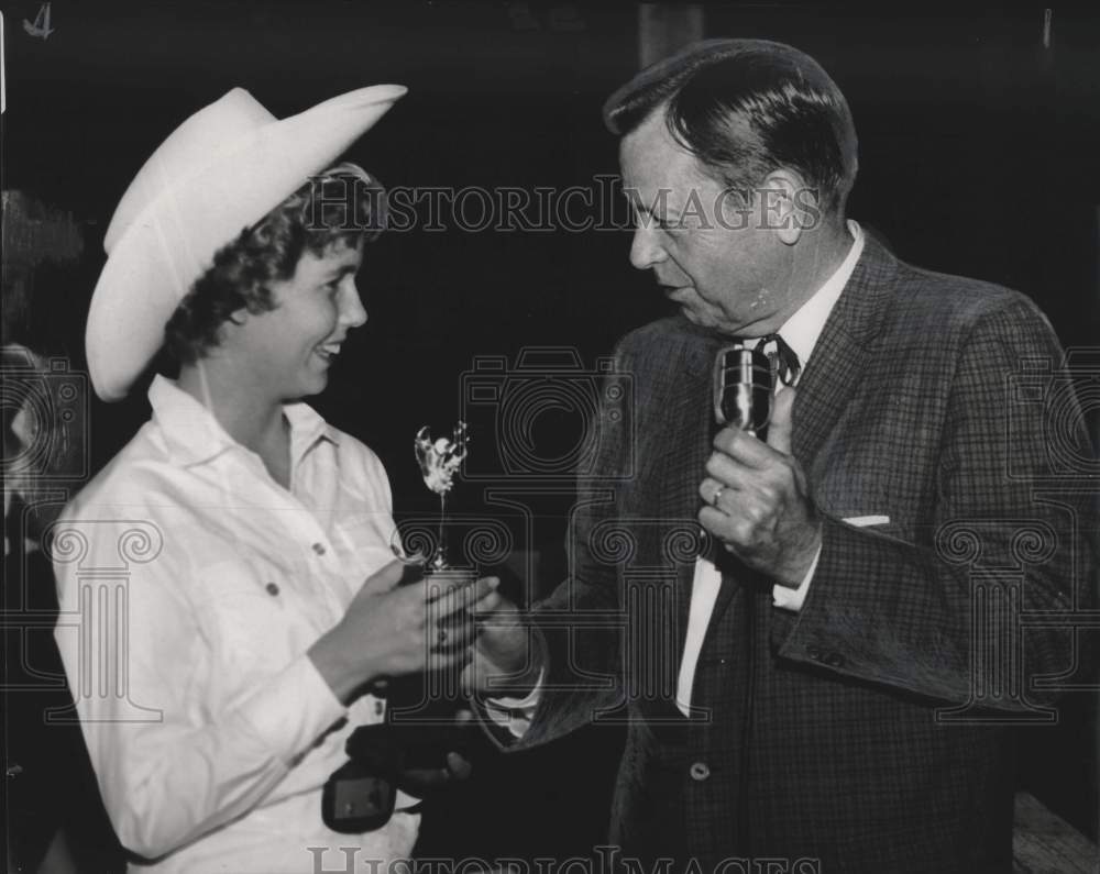 1961 Press Photo Governor Jimmie H. Davis presents a trophy to Rachel Russell- Historic Images