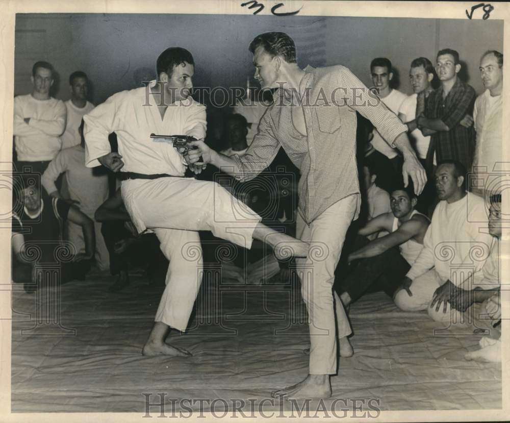 1965 Press Photo Instructor Donald Duke teaches at New Orleans Police Academy- Historic Images