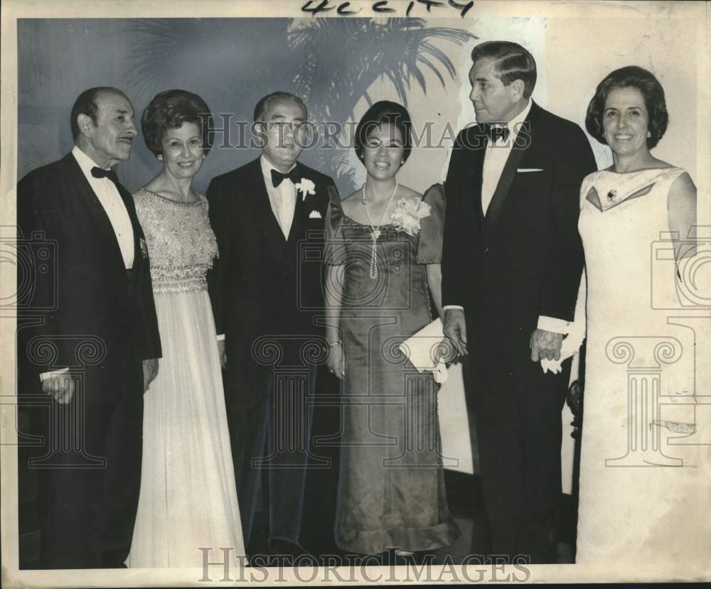1969 Press Photo Mayor Victor H. Schiro and Reception Attendees at Plimsoll Club