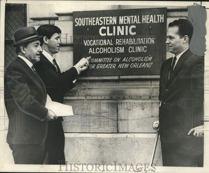 Load image into Gallery viewer, 1967 Press Photo Mayor Victor H. Schiro, company at clinic renaming ceremonies
