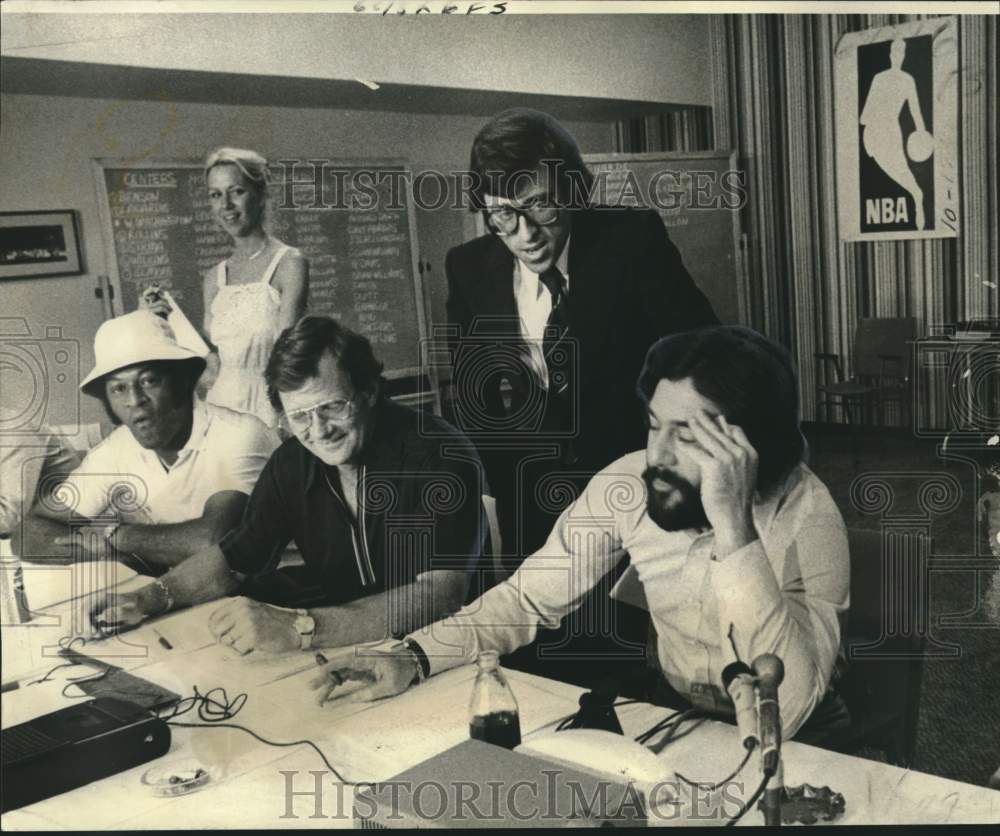 1977 Press Photo New Orleans Jazz Brass Meet During Basketball&#39;s Draft Pick- Historic Images