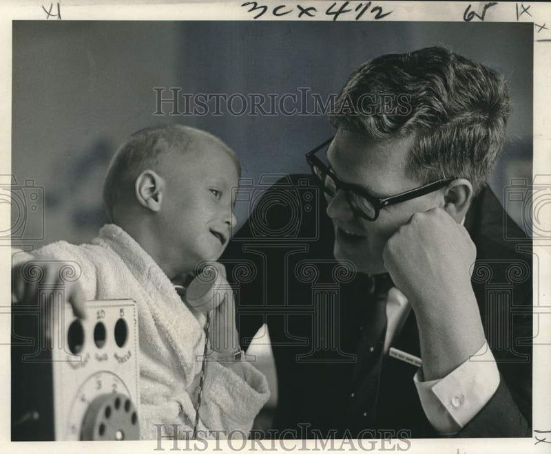 Load image into Gallery viewer, 1965 Press Photo Reverend John Schaefer plays Telephone with Child at Hospital
