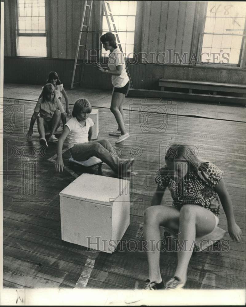 1974 Press Photo Anna Lee Corpora instructs St. Vincent dePaul youngsters.- Historic Images