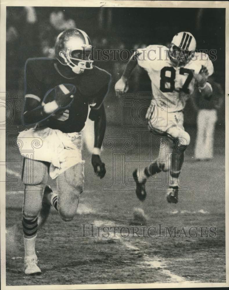 1971 Press Photo St. Augustine&#39;s Football Quarterback Keith Pete Runs The Ball- Historic Images