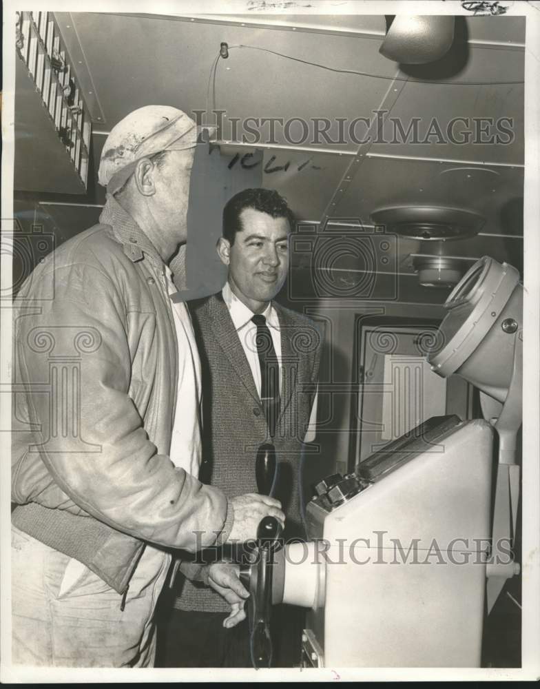 1966 Press Photo River pilot Kenneth Scarborough watches helmsman on tanker- Historic Images