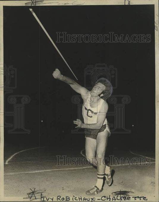 1973 Press Photo Chalmette High School - Ivy Robichaux Throws Javelin- Historic Images