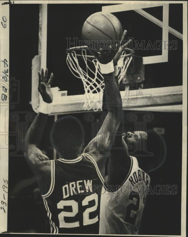 1978 Press Photo John Drew Scores Against Leonard Robinson In Basketball Game- Historic Images