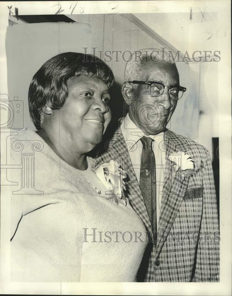 Load image into Gallery viewer, 1976 Press Photo Mr. &amp; Mrs. Henry Robinson Celebrate 50th Wedding Anniversary
