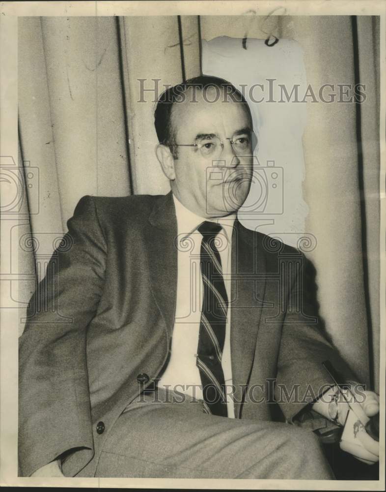 Load image into Gallery viewer, 1969 Press Photo Traffic Engineering Division Director Carlton Robinson.
