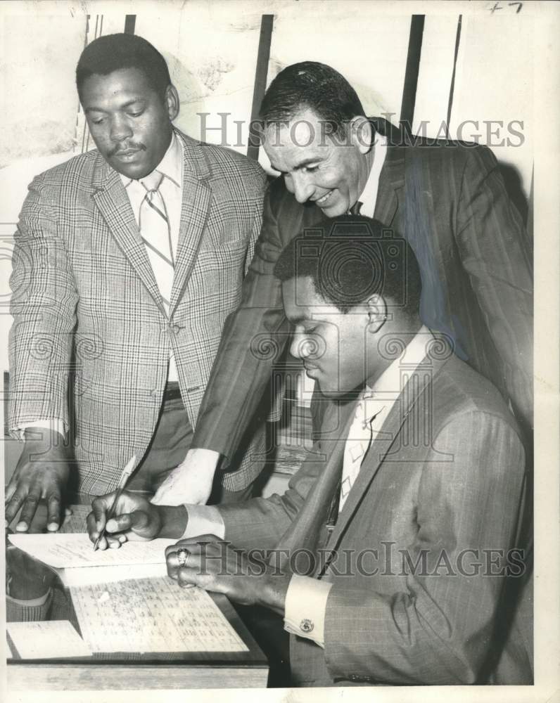 1970 Press Photo Ronald Robinson and coaches at grant-in-aid football signing- Historic Images