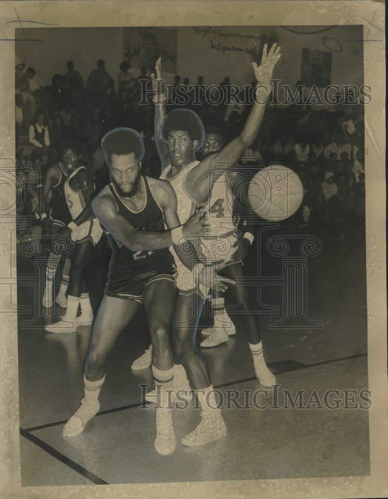 1971 Press Photo Xavier guard Rod Patterson against Dillard&#39;s Clarence Jones- Historic Images