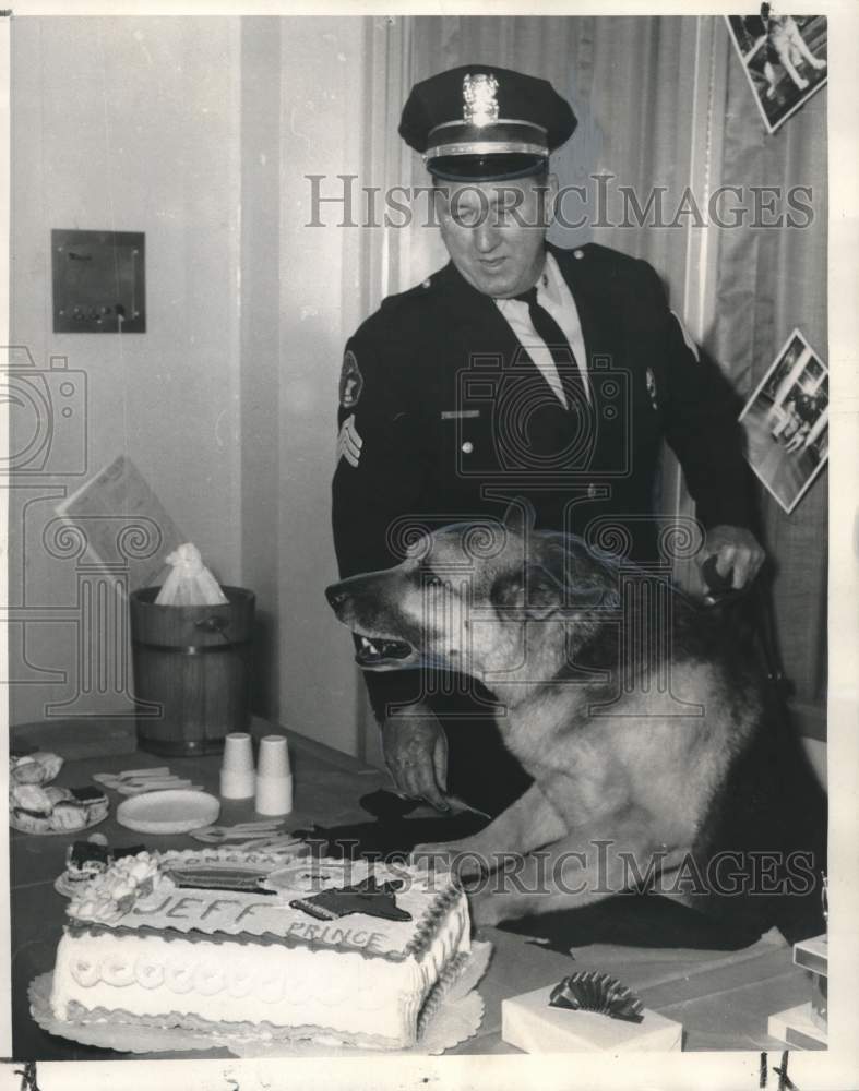 Load image into Gallery viewer, 1969 Press Photo Lieutenant Donald Katz and canine June-O of the K-9 Unit
