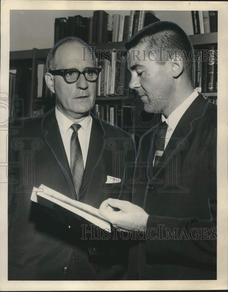 1967 Press Photo Dr. Malcolm F. Rosenberg conferring with Dr. James Smith- Historic Images