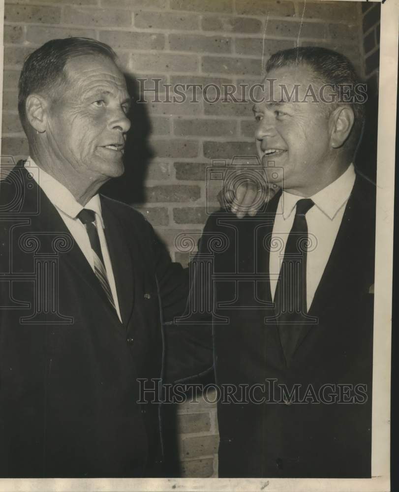 1969 Press Photo Carl Maddox conferring with Tony Porter of St. Martin- Historic Images