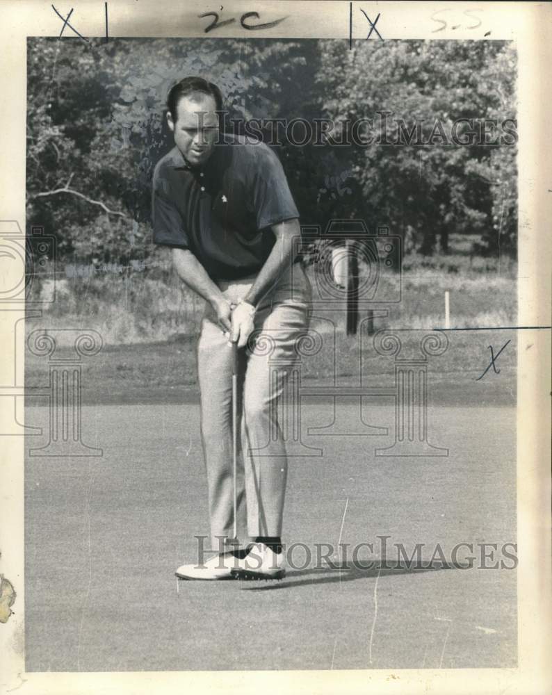 1969 Press Photo John Pott, Lining-up putt- Golfer - noo58055- Historic Images