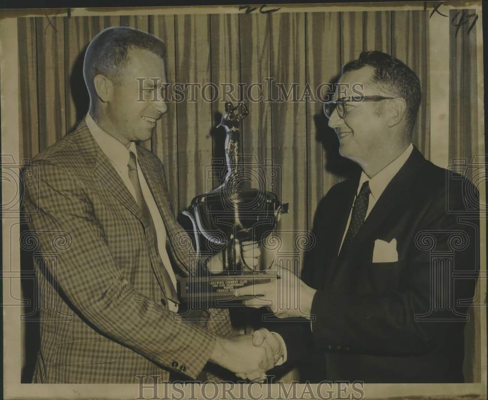 1968 Press Photo Charlie Rosen receives golf trophy from Lakewood pro Jim Hart- Historic Images