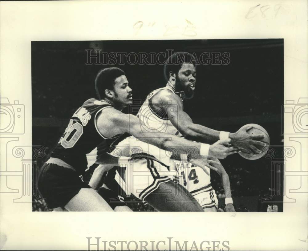 1978 Press Photo Basketball Players Truck Robinson and Mo Lucas in Game- Historic Images