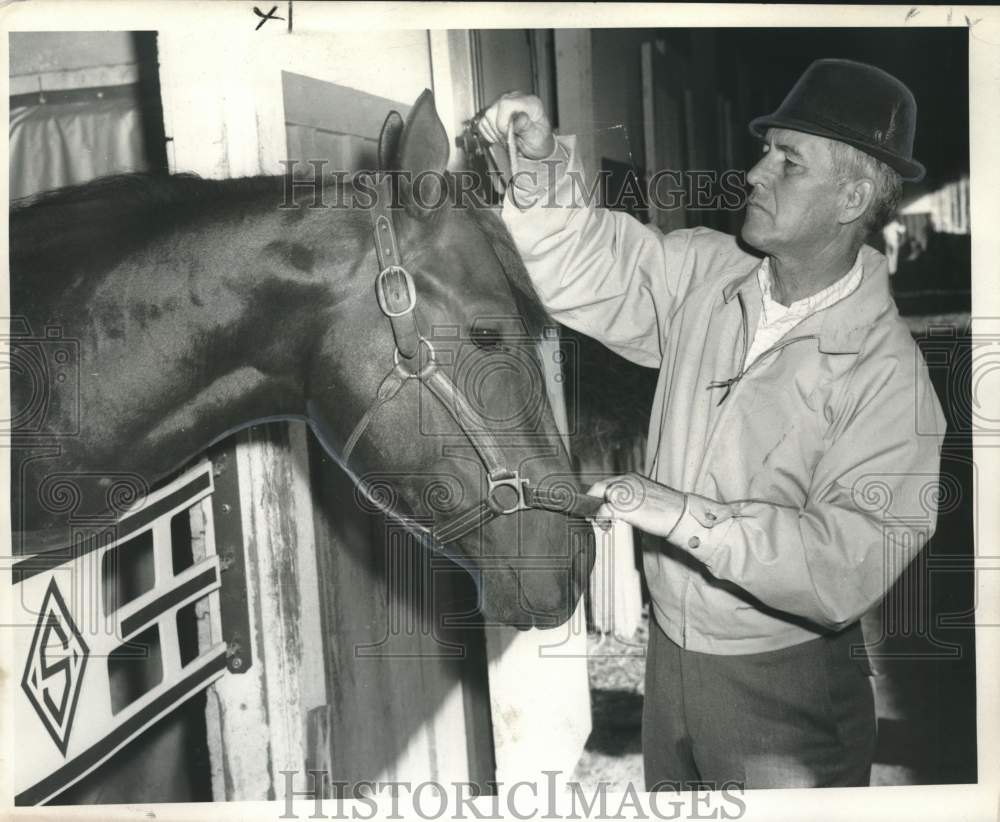 1968 Press Photo Trainer John Oxley attending to First and Goal at Fair Grounds- Historic Images