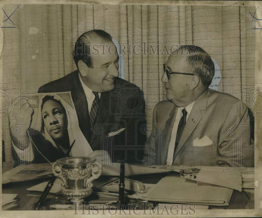 1967 Press Photo Promoter Lou Messian confers with Charles Zatarain of Toy Fund- Historic Images