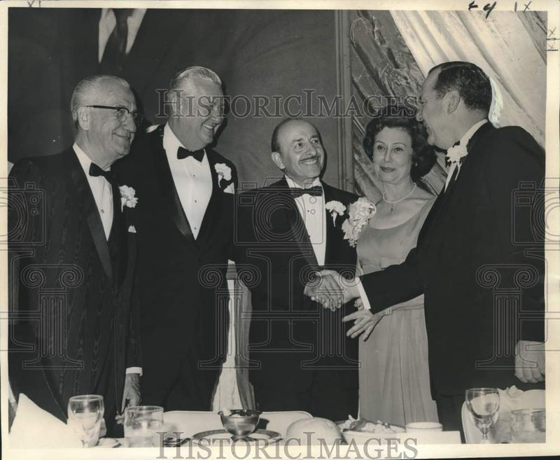 Load image into Gallery viewer, 1966 Press Photo Dignitaries at Mayor Victor H. Schiro's testimonial banquet
