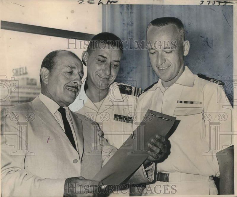 Load image into Gallery viewer, 1964 Press Photo Mayor Victor Schiro and Naval Reserve officers view invitation
