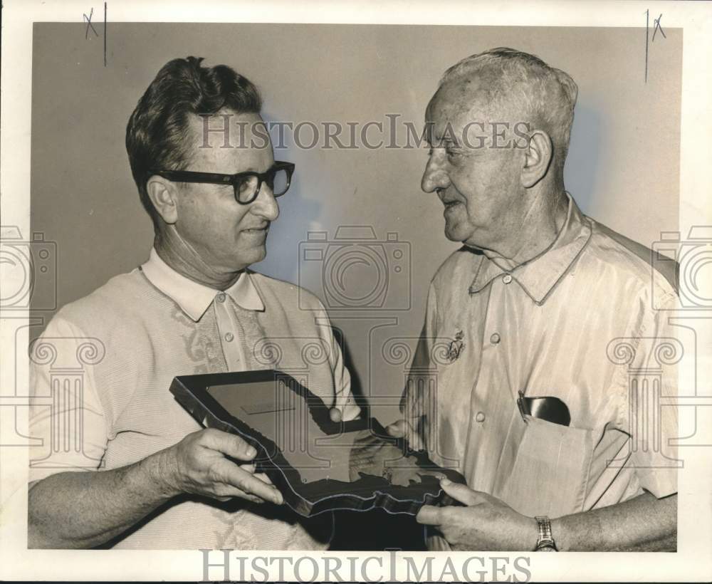 1967 Press Photo L.L. &quot;Buddy&quot; Dauterive honors Jimmy Powers- Tennis Writer- Historic Images