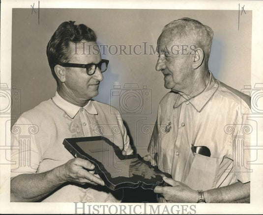 1967 Press Photo L.L. "Buddy" Dauterive honors Jimmy Powers- Tennis Writer- Historic Images