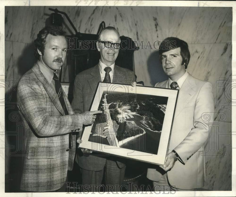 Load image into Gallery viewer, 1978 Press Photo Announcing plans to build the Mariners Square Shopping Center
