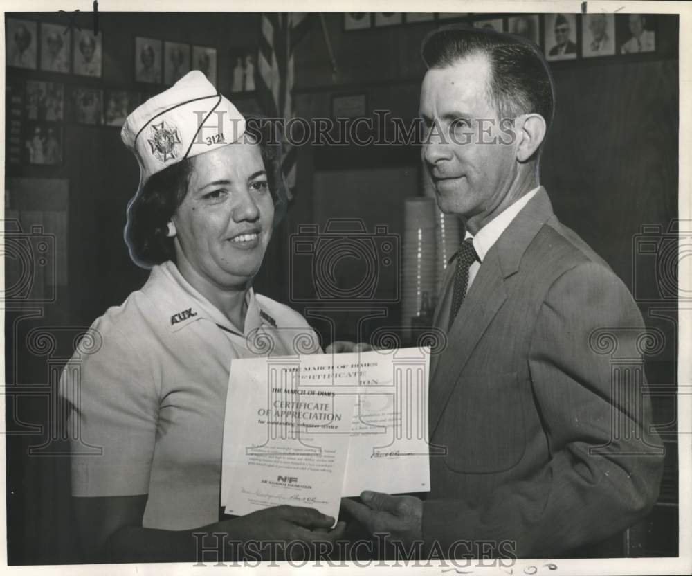 1965 Press Photo Edna Stentz honored by Ferdinand Pregeant- &quot;Mothers&#39; March&quot;- Historic Images