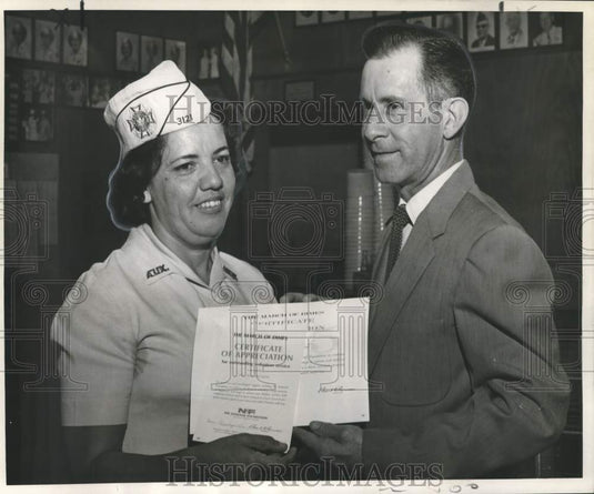 1965 Press Photo Edna Stentz honored by Ferdinand Pregeant- "Mothers' March"- Historic Images