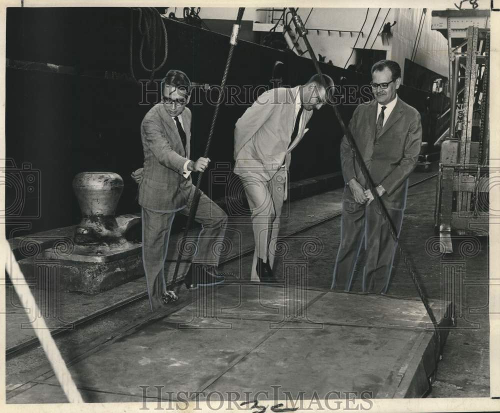 1966 Press Photo Steel shipment from Brazil unloaded at Poydras street wharf- Historic Images