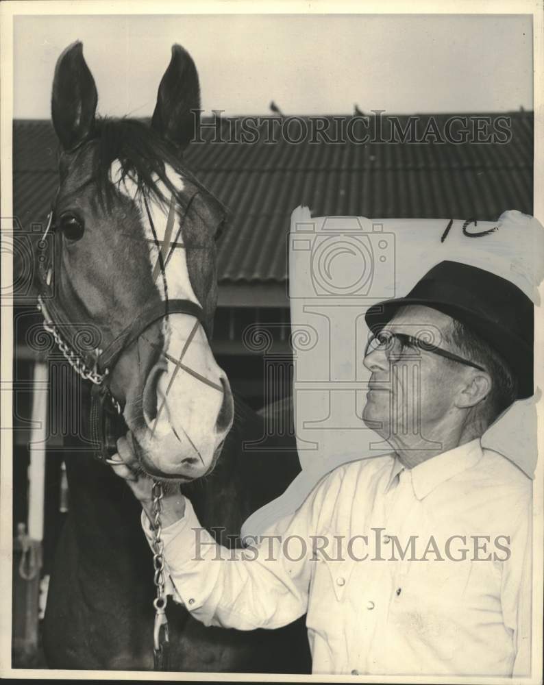 1969 Press Photo Trainer Alcee Richard with racehorse I Owe. - noo59207- Historic Images