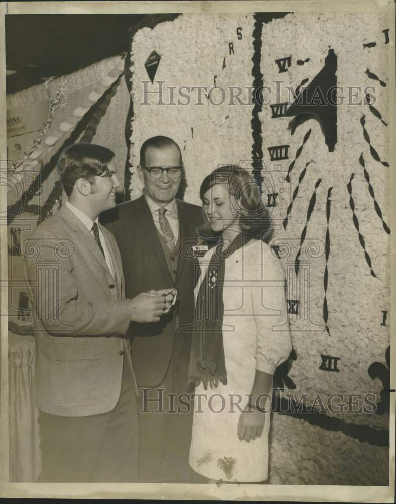 Load image into Gallery viewer, 1969 Press Photo Attendees at Annual Junior Achievement Trade Fair at Lakeside

