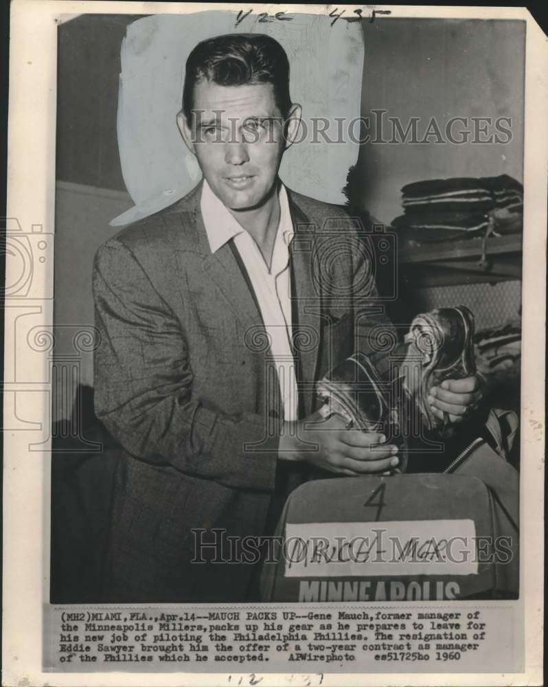 1960 Press Photo Gene Mauch packs gear as he leaves for Philadelphia Phillies- Historic Images